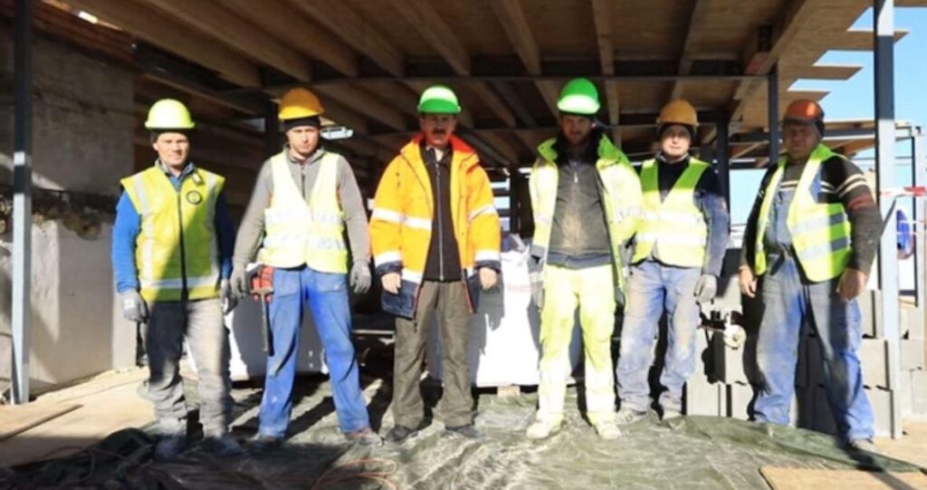 Team der Bato Bau GmbH bei Dach- und Bauarbeiten auf der Baustelle